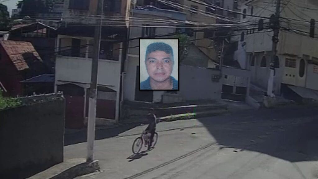 Homem descendo uma rua íngreme de bicicleta e um pouco acima a foto do rosto do homem, que se acidentou e veio a óbito no acidente