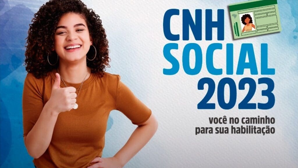 Arte para divulgação do Programa CNH Social, uma jovem de cabelos encaracolado sorrindo e fazendo o sinal de joia com a mão direita e com a mão esquerda na cintura, com a descrição CNH Social 2023 "você no caminho para sua habilitação".