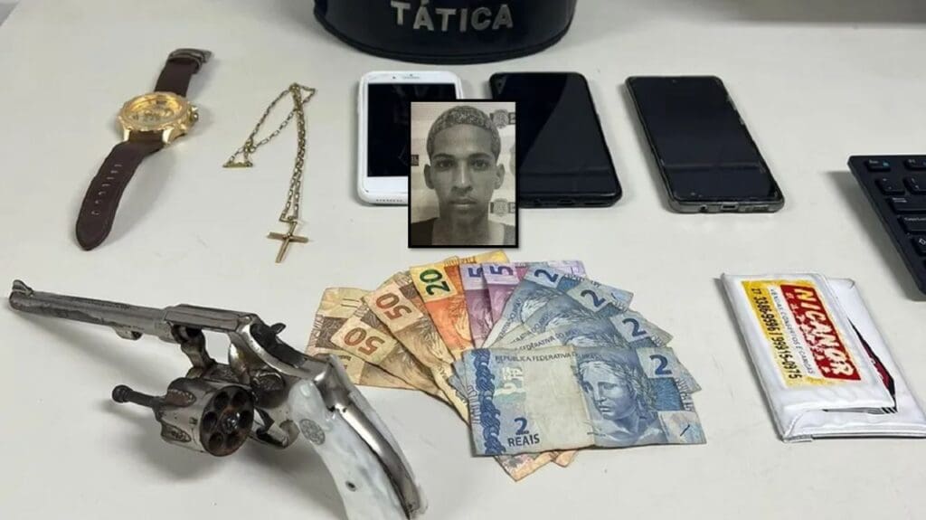 Arte com duas imagens, na primeira sobre a uma mesa branca um revólver calibre 32, um relógio, um cordão, uma quantia de R$ 188 e três aparelho celulares.