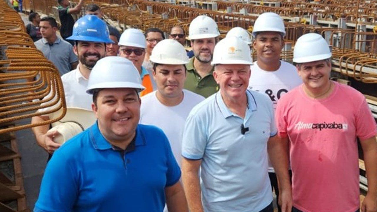 Imagem do Governador Renato Casagrande e outras autoridades políticas em visita a obra do complexo viário de Carapina