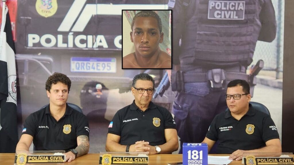 Foto da Coletiva da Polícia Civil, em uma mesa da esquerda para a direita chefe do Departamento de Investigações Criminais (Deic), delegado Gabriel Monteiro. titular da Divisão Especializada de Furtos e Roubos de Veículos (DFRV), delegado Marcos Aurélio Oliveira, e delegado-geral da Polícia Civil (PCES), José Darcy Arruda, e no centro da imagem na parte superior a foto do rosto de um dos presos