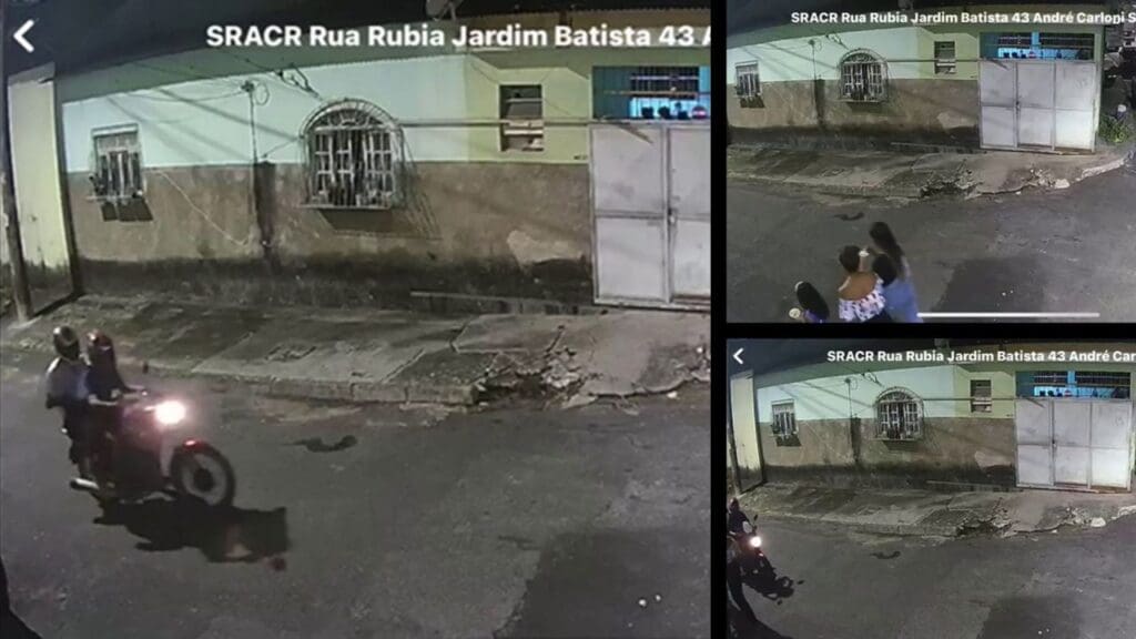 Arte com 3 imagens, na primeira imagem de uma camera de segurança filmando uma rua, residencial com duas meninas jovens e uma criança, e na segunda imagem as crianças avistam uma moto, e na terceira imagem os assaltantes na moto roubam os celulares das vitimas