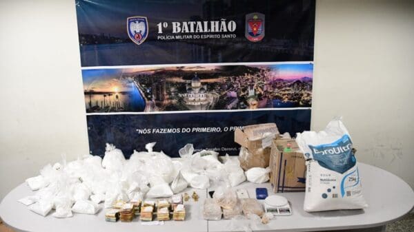Sobre uma mesa R$ 51.395,00 em espécie e dois celulares, alem de 40 quilos de substâncias utilizadas para a mistura de cocaína