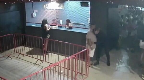 Foto imagens de camera de segurança mostrando um segurança da casa de shows Gordinho Sambão revistando um homem acusado de homicidio
