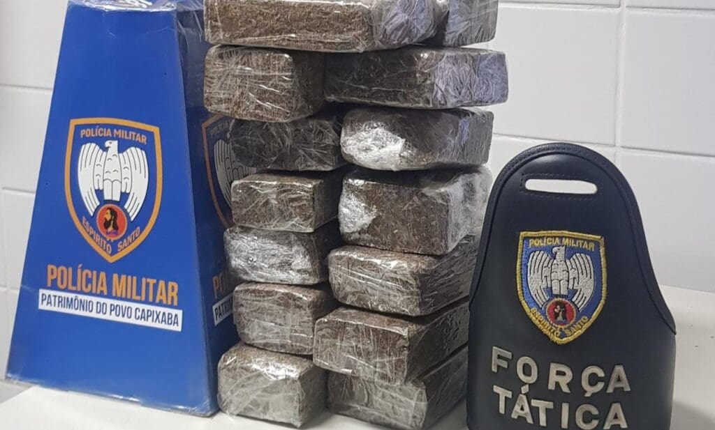 Sobre a mesa da Delegacia Regional situada na Serra 14 tabletes de maconha que pesam juntas 5,280 gramas