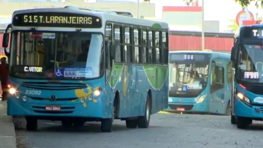 Ônibus do Sistema Trasncol na entrada do terminal de Laranjeiras