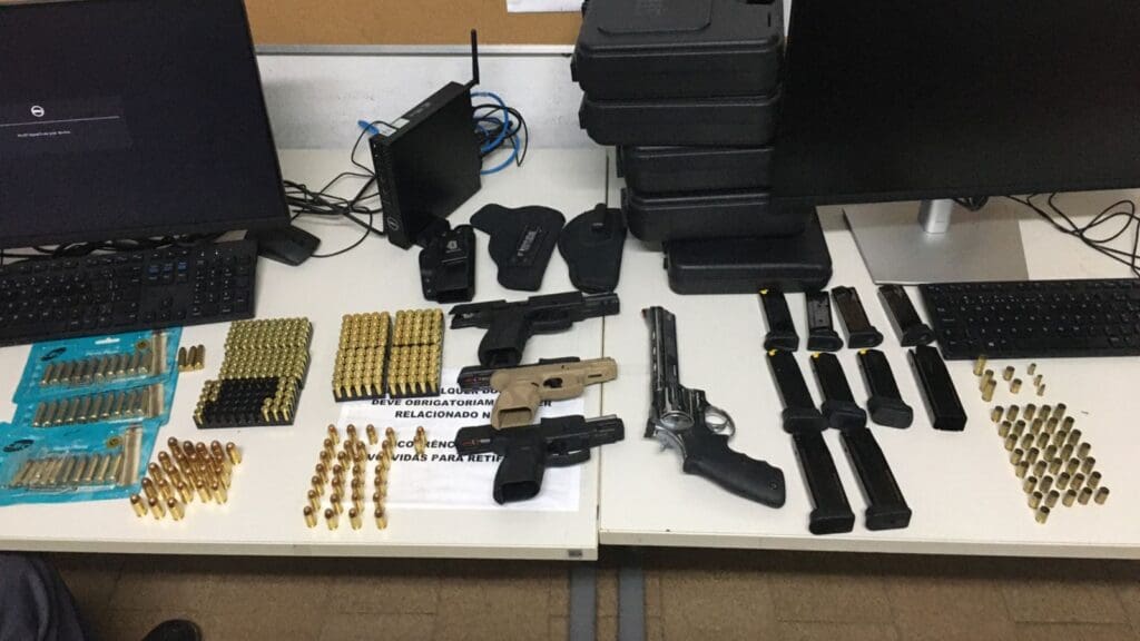PM é acionada durante briga de casal e encontra arsenal dentro de apartamento em Colina de Laranjeiras