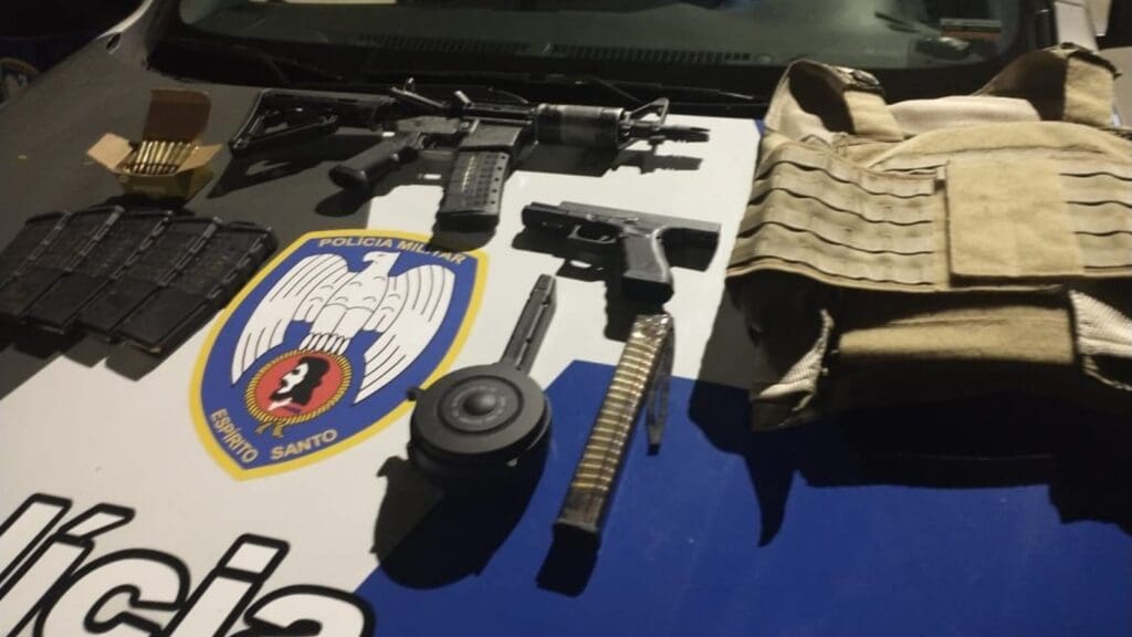 Cão farejador PM com armas apreendidas em Planalto Serrano