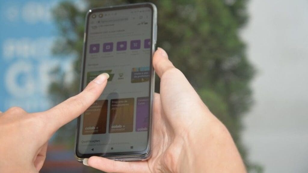 Pessoa baixando app Colab na loja de aplicativos