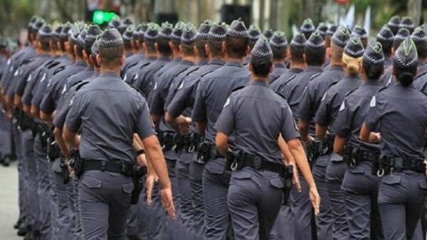 Policiais militares em forma
