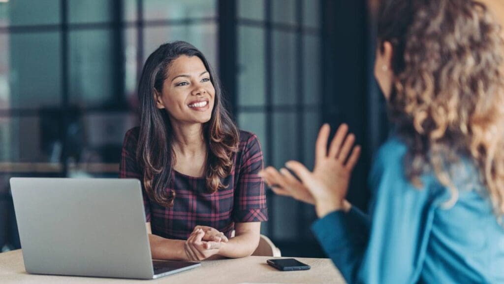 Foto de uma jovem realizando uma entrevista para entrar no mercado de trabalho