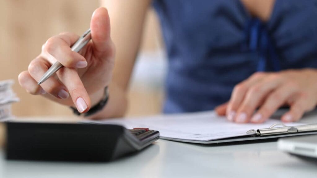 Foto de uma pessoa calculando as finanças pessoais