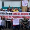 Participantes do protesto por melhorias e redução das taxas de esgoto cobrados pela Ambiental Serra