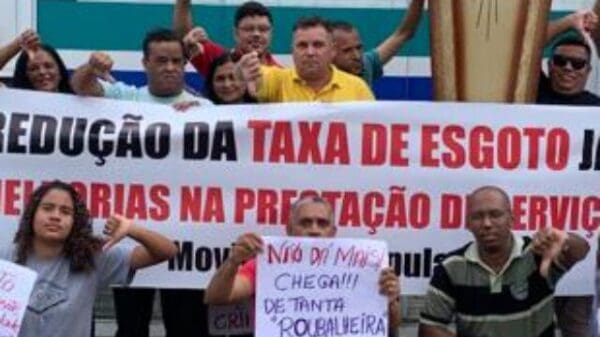 Participantes do protesto por melhorias e redução das taxas de esgoto cobrados pela Ambiental Serra