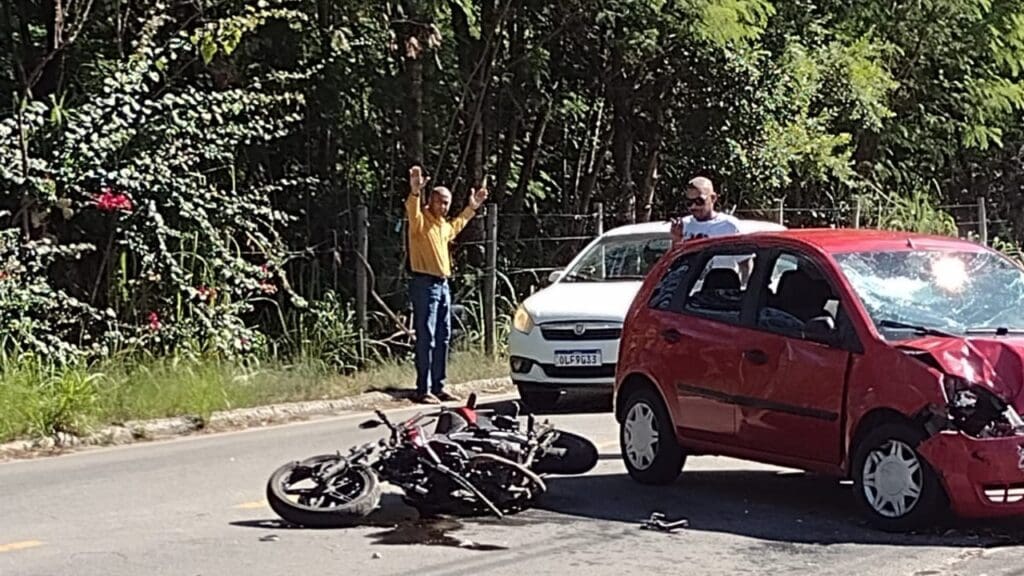 Foto da Avenida Ártica, proximo a entrada do bairro Cidade Continental, com um veiculo amassado e a uma motocicleta partida em dois caída na rua