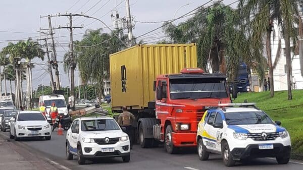 Imagem de veículos parados após o acidente e carros de segurança da concessionária e viaturas da PM interditando a via.