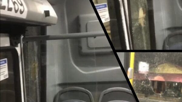 Arte com 3 imagens na primeira imagem o lado esquerdo, de um ônibus uma perfuração de bala na janela na segunda imagem a enorme perfuração vista de outro angulo, e na terceira, imagem a perfuração da janela do lado direito com a imagem aproximada com zoom na area de perfuração da janela.