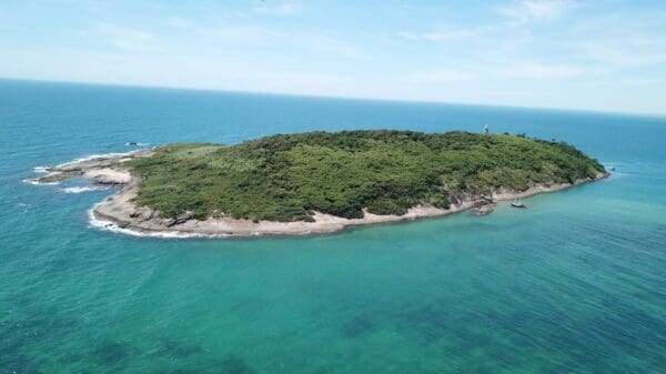 Imagem aérea de uma ilha localizada em Marataízes, no Sul do Espírito Santo