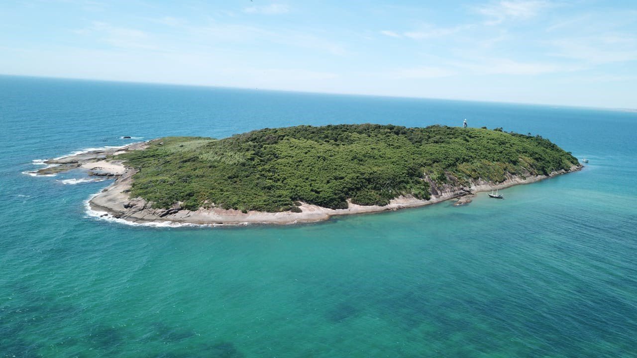 Imagem aérea de uma ilha localizada em Marataízes, no Sul do Espírito Santo