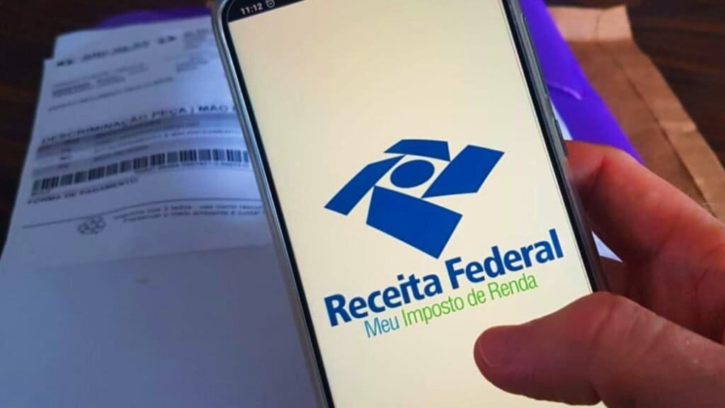 Foto de um celular aberto no aplicativo da receita federal