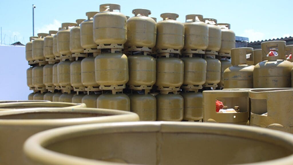 Consumidora é vítima de explosão de gás e ganha ação na justiça de Vila Velha Botijões de gás empilhados