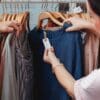Mulheres fazendo compras de roupas