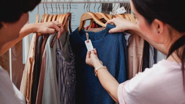 Mulheres fazendo compras de roupas