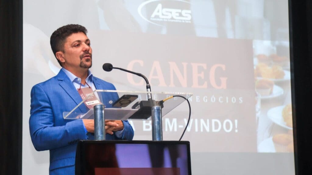 Foto de um palestrante na Ases