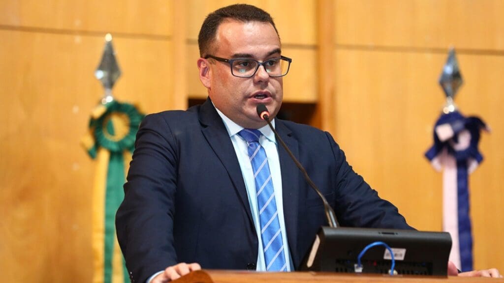 Deputado apresenta Projeto de lei que propõe multa aos agressores de mulheres no ES deputado Denninho Silva (União)