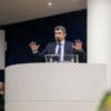 Prefeito Sergio Vidigal durante um discurso na Câmara Municipal da Serra
