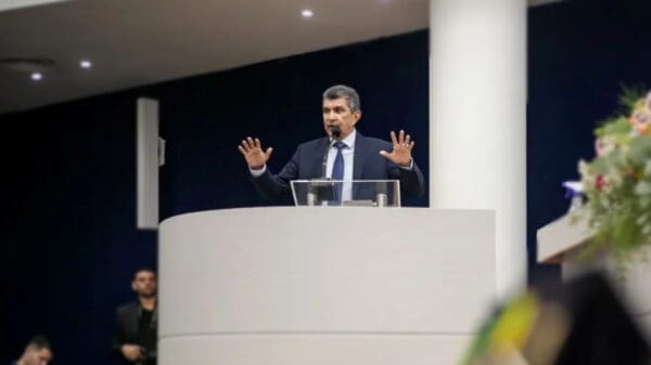 Prefeito Sergio Vidigal durante um discurso na Câmara Municipal da Serra