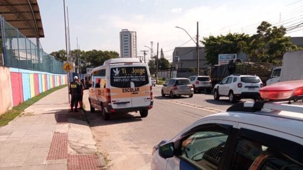 Policiais abordando vans escolares em Laranjeiras SESI