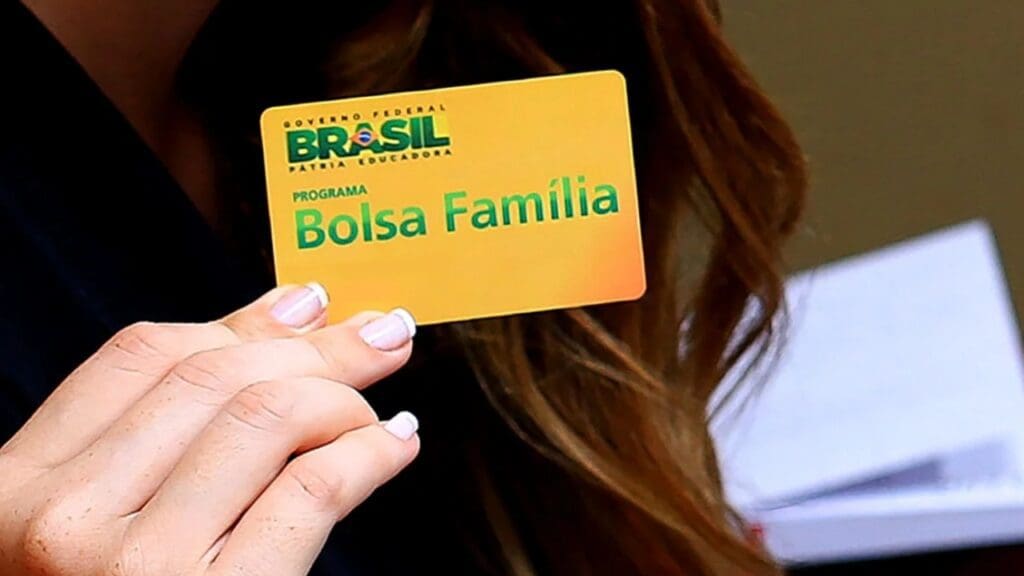 Foto de uma pessoa segura no cartão Bolsa Família