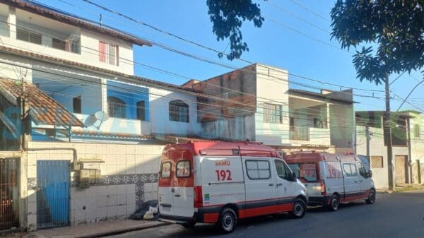 Ambulâncias do SAMU na rua Pau Brasil Feu Rosa