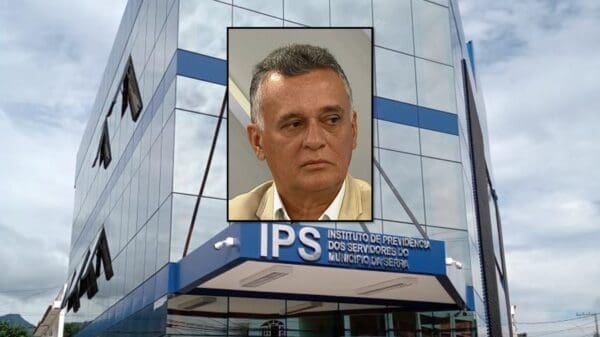 Fachada do prédio do IPS com a foto do ex-prefeito Audifax