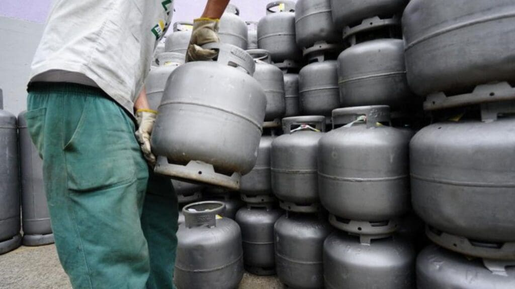 Foto de uma pessoa pegando gás na distribuidora.