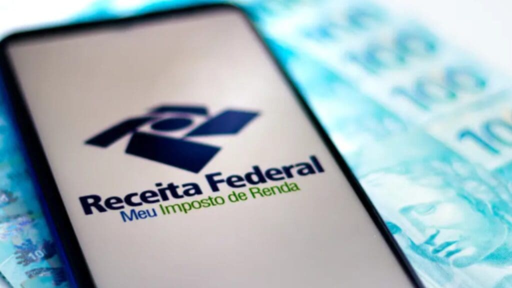 Foto de um celular aberto no app. da receita federal