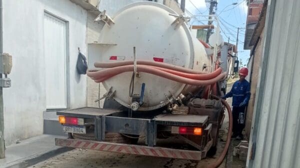 Caminhão de sucção da prefeitura da Serra