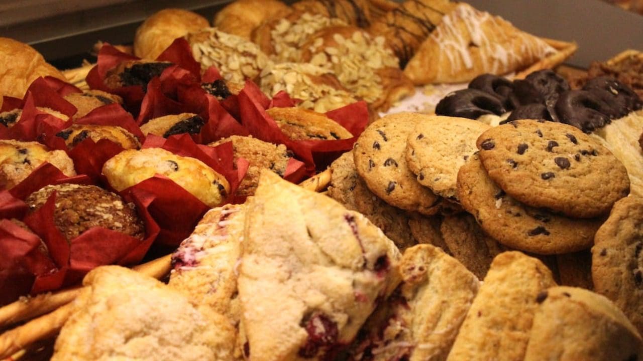 Foto com pães e biscoitos em cestos
