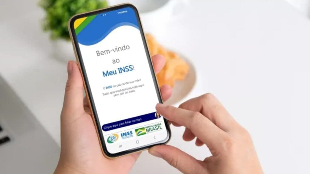 Foto de um celular aberto no aplicativo do Meu INSS
