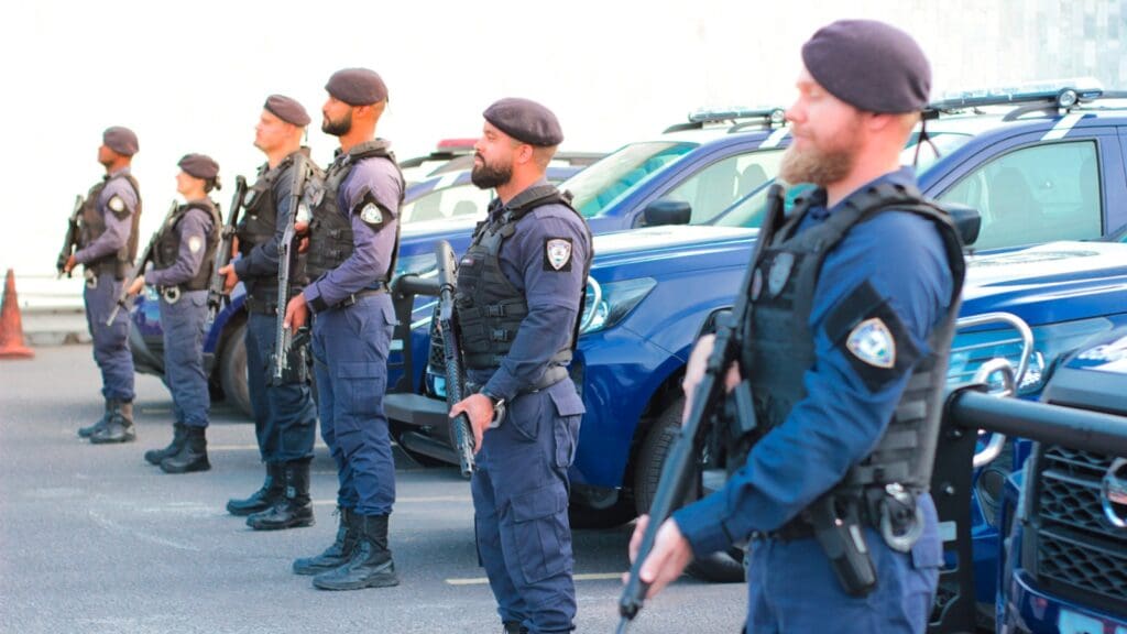 Foto de Guarda da Serra posicionados para foto (usando farda)