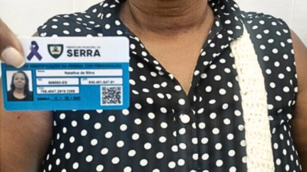 Mulher segurando Cartão Fibromialgia da Serra