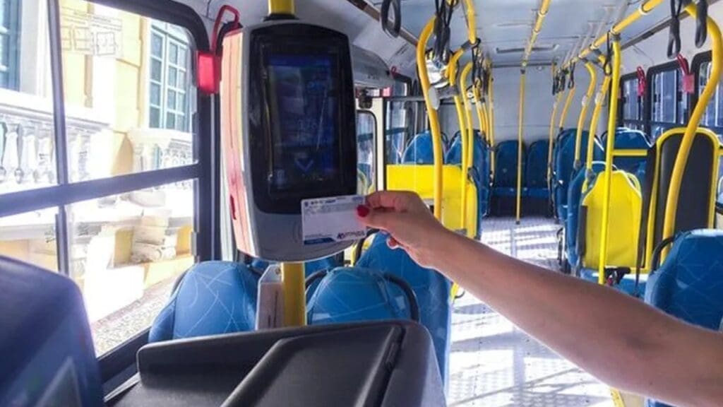 Estudantes da Grande Vitória devem atualizar cadastro do CartãoGV Escolar para evitar bloqueio Pessoa usando o cartão de passagem