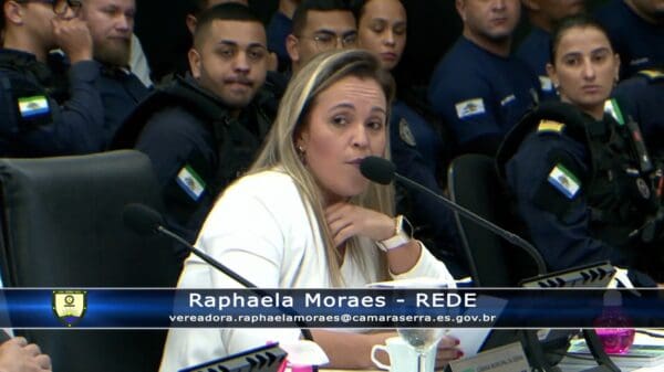 Foto da vereadora Raphaela Moraes, durante sessão na Câmara de Vereadores da Serra, em volta a plateia está com dezenas de agentes da Guarda da Serra