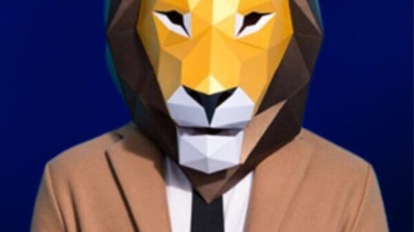 Homem com máscara ilustrativa de leão