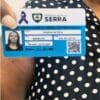 Mulher segurando cartão de atendimento preferencial da pessoa com fibromialgia