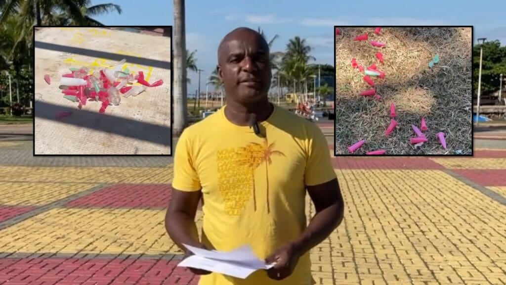 Foto de um morador andando em uma praça de Jacaraípe, Antônio Carlos C&A, com documentos protocolados pedindo a Prefeitura da Serra, mais segurança para a Praça Encontro das Águas