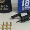 Sobre uma mesa branca um revolver .38 e 6 munições da arma