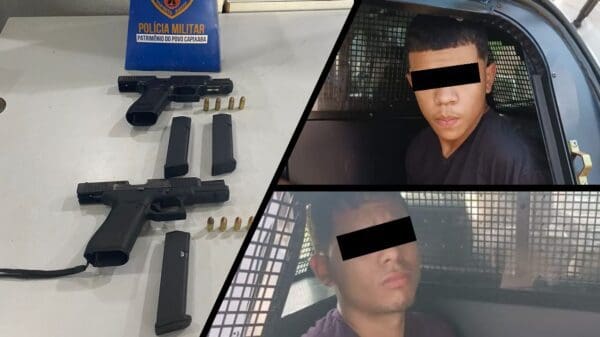 Arte com 3 imagens, na primeira imagem sobre uma mesa branca duas pistolas 9mm, 9 munições e 3 recarregadores, na segunda e terceira imagens dois suspeitos de matar um adolescentes de 16 anos