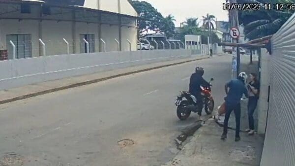 Imagem de câmera de segurança flagram dois homens em uma motocicleta cercando a vitima e roubando seus pertences em plena luz do dia em uma via movimentada de Jardim Limoeiro na Serra